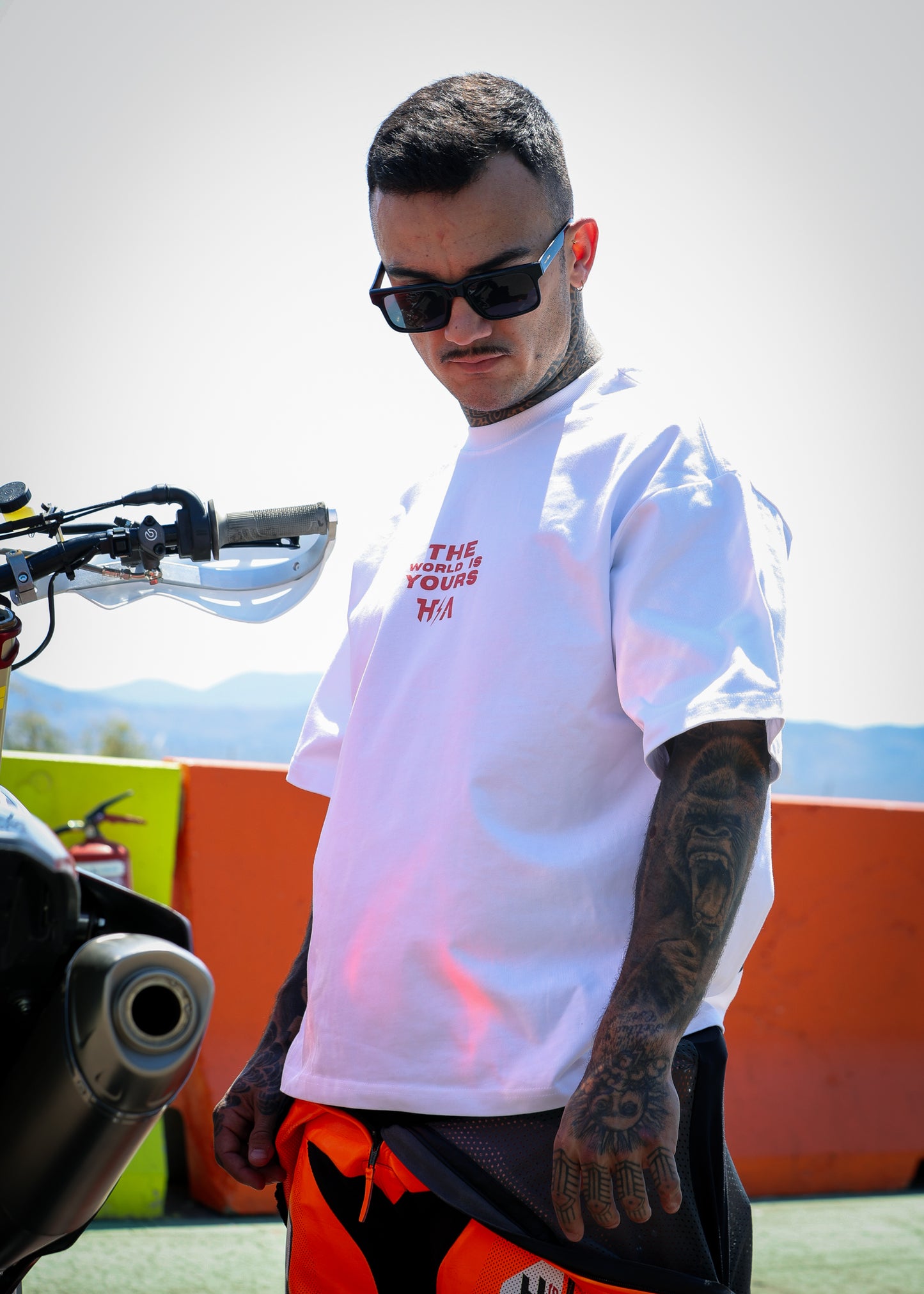 WHITE 'THE WORLD IS YOURS' OVERSIZED T-SHIRT