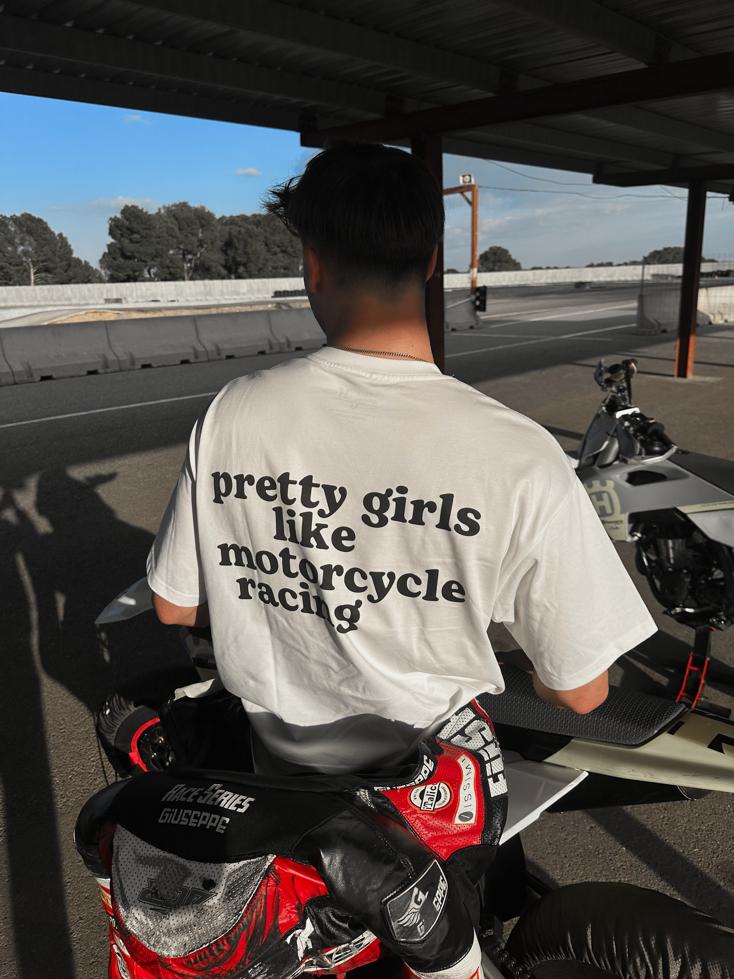 "PRETTY GIRLS LIKE RACING" OVERSIZED T-SHIRT